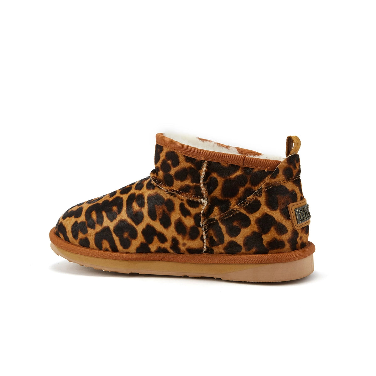 VEOBELLA Freya, Leopard print ultra-short boot, angle view